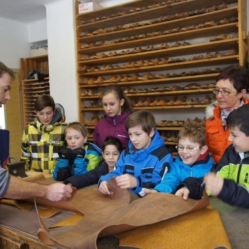 Kinder zu besuch im Unterassinger Schuhhandwerk