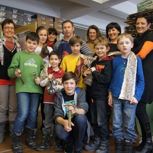 Kinder zu besuch im Unterassinger Schuhhandwerk